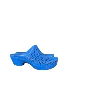 Dansko Pippa laser cut floral blue slip on clog mules women’s 36 or 6